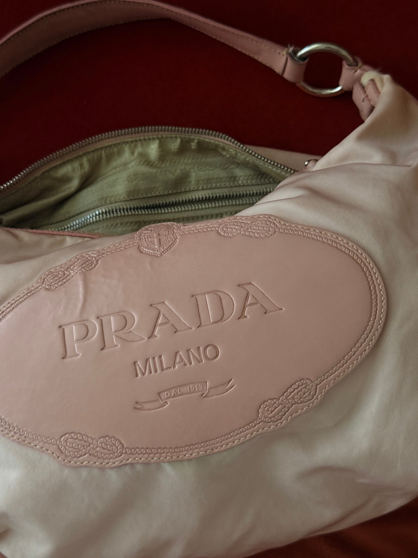Prada borsa hobo in nylon rosa