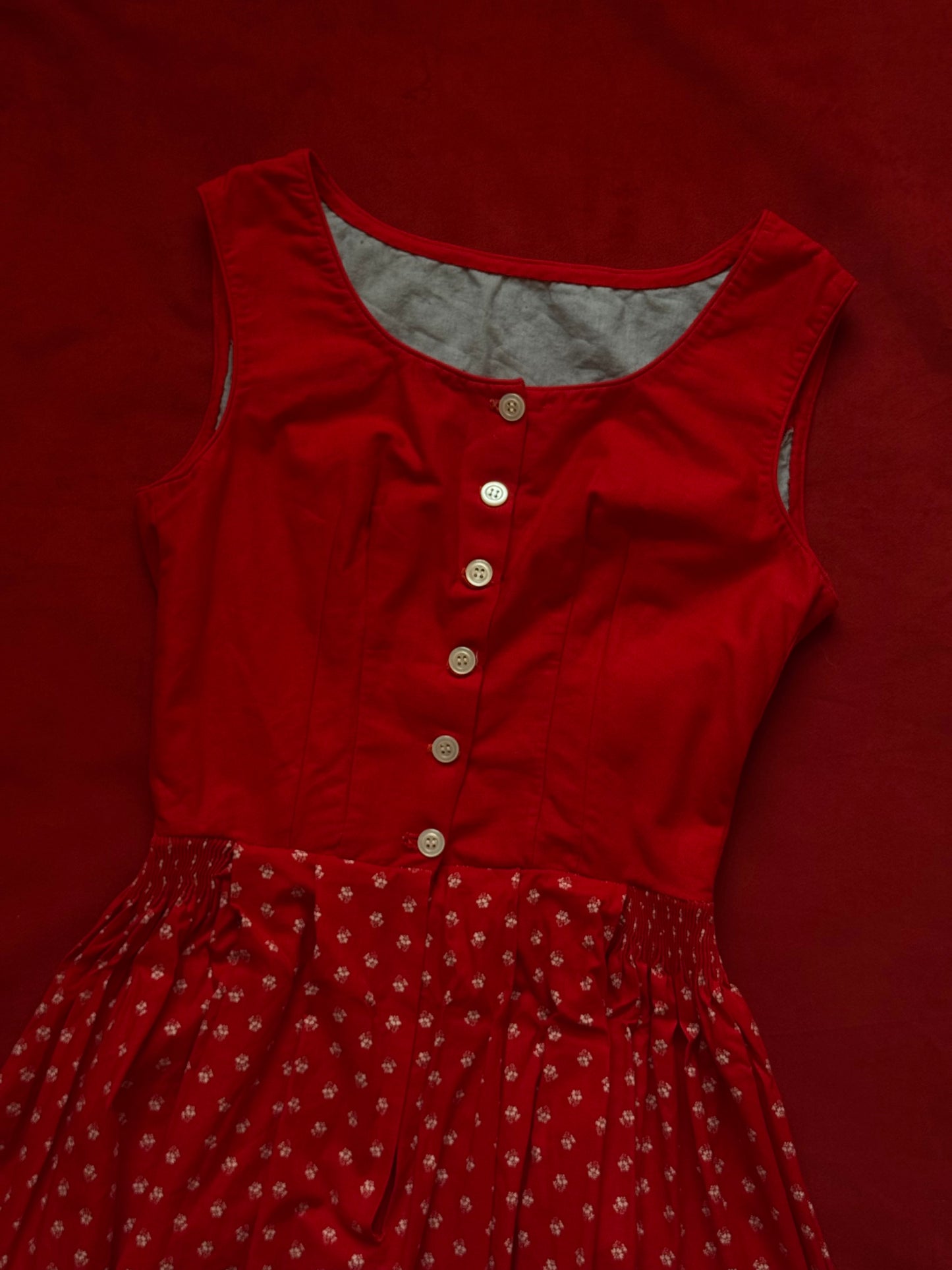 Abito tirolese rosso con stampa fiori