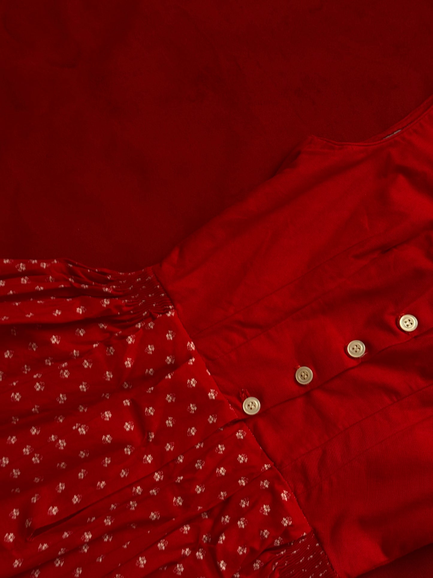 Abito tirolese rosso con stampa fiori