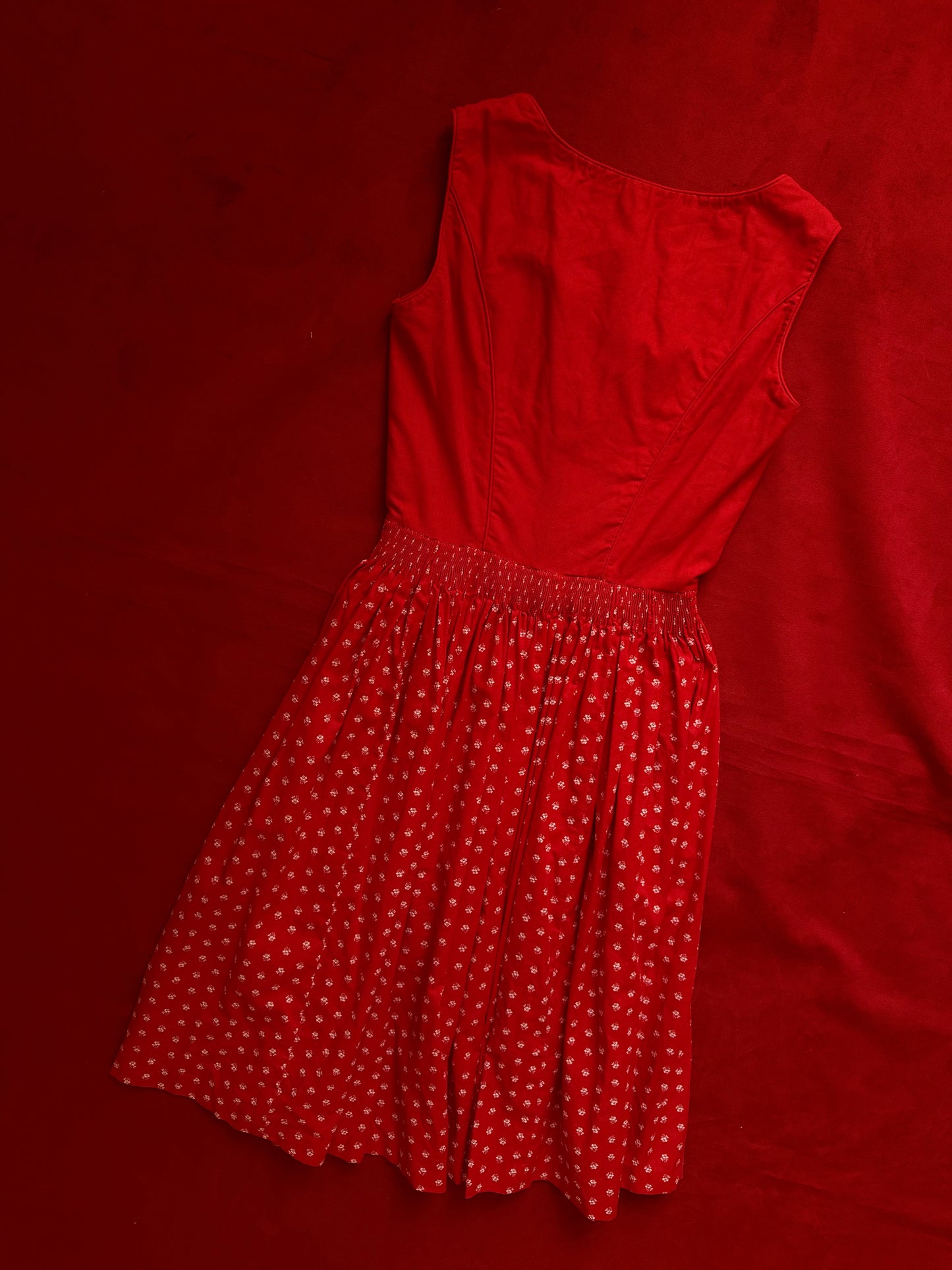 Abito tirolese rosso con stampa fiori
