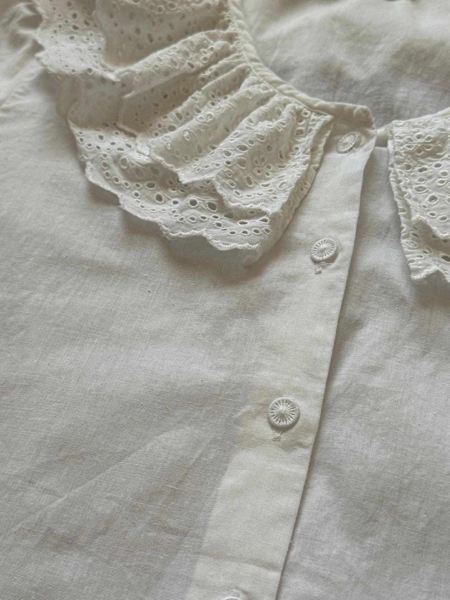 Camicia vintage con colletto macramé