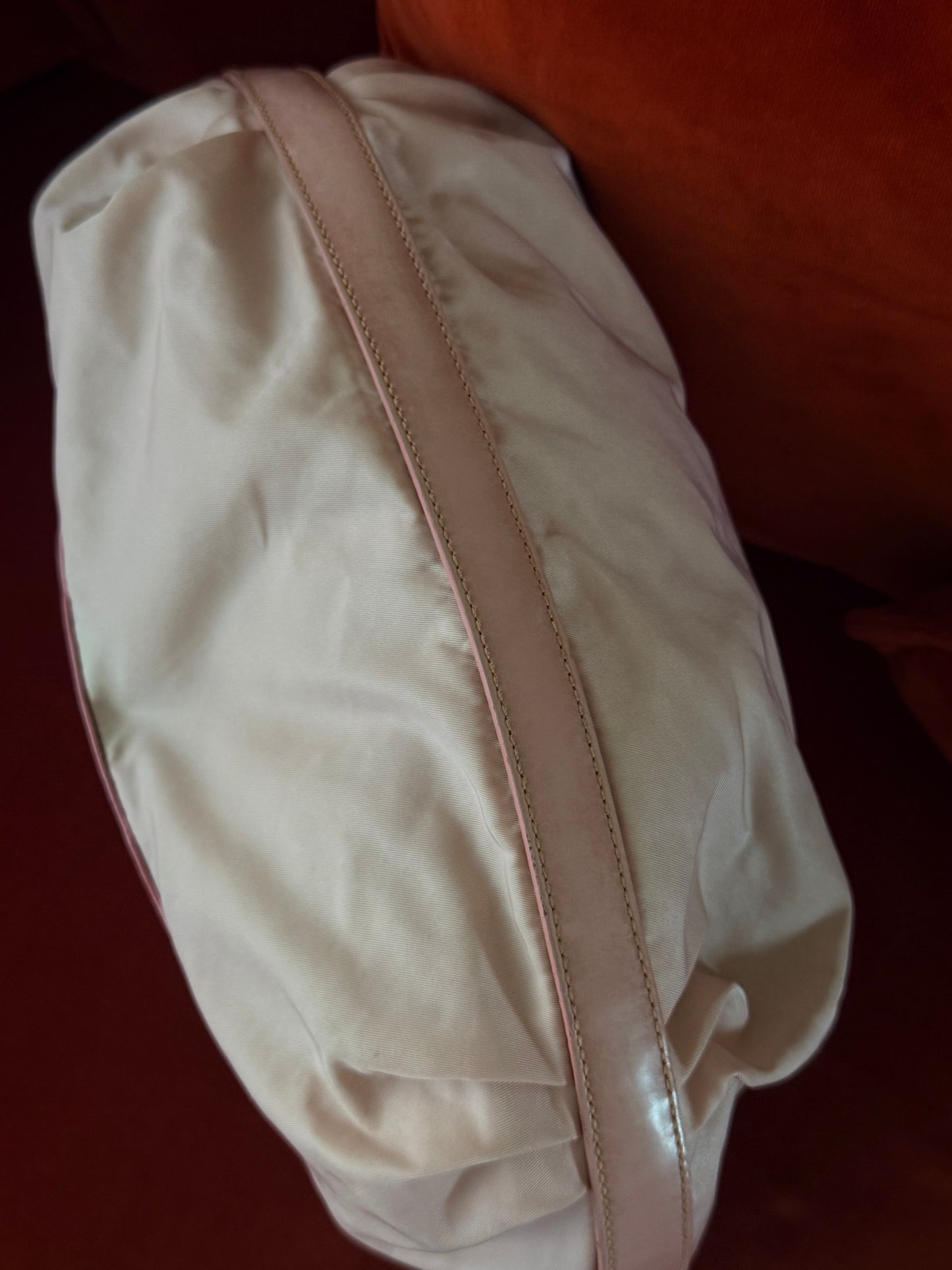 Prada borsa hobo in nylon rosa
