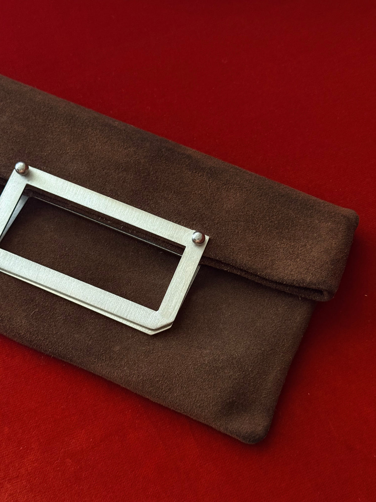 Pochette vintage in suede con manico in metallo