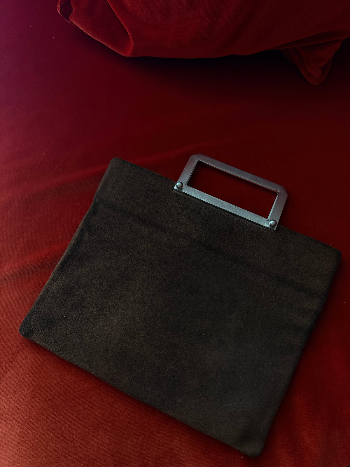 Pochette vintage in suede con manico in metallo