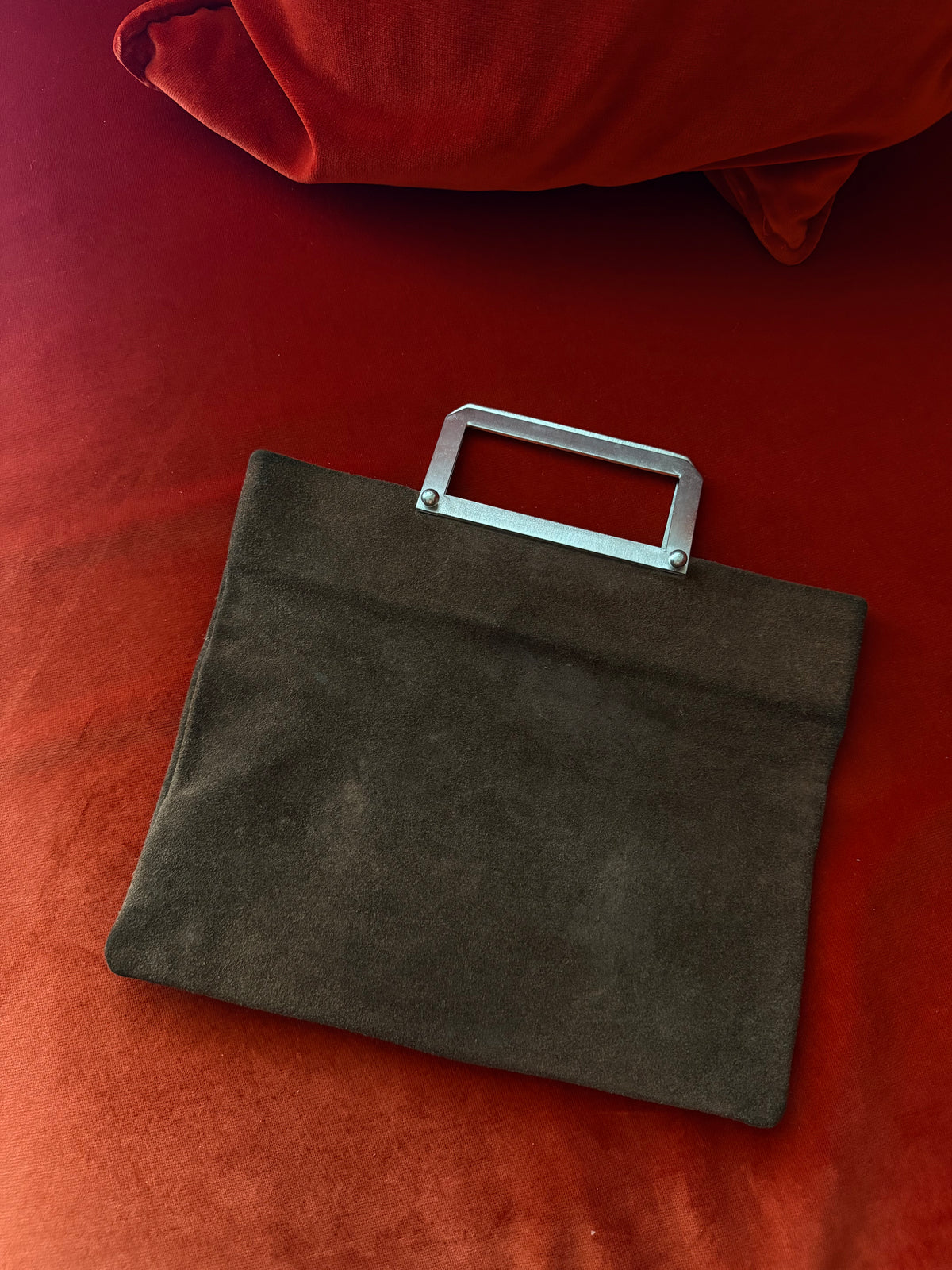 Pochette vintage in suede con manico in metallo