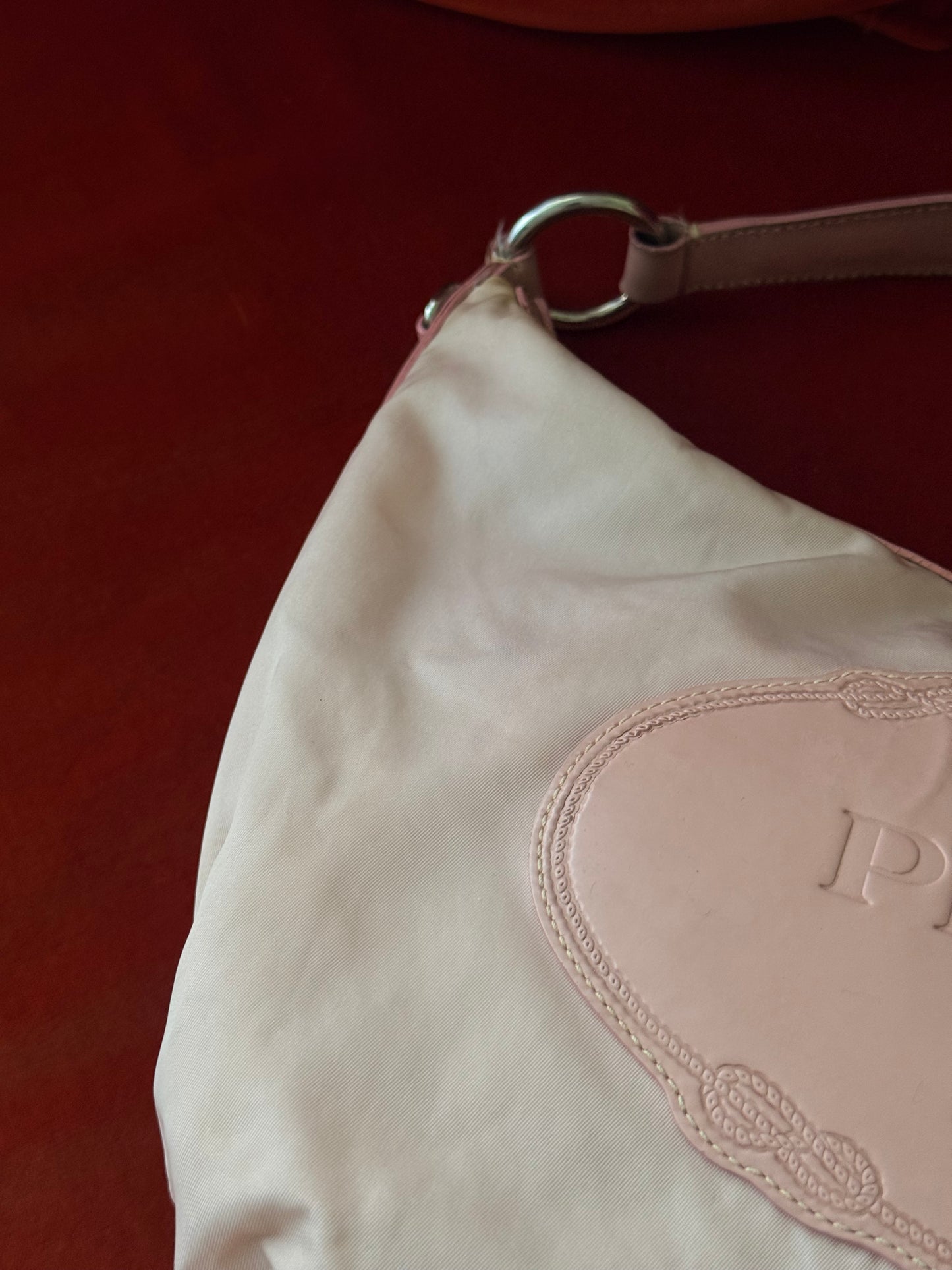 Prada borsa hobo in nylon rosa