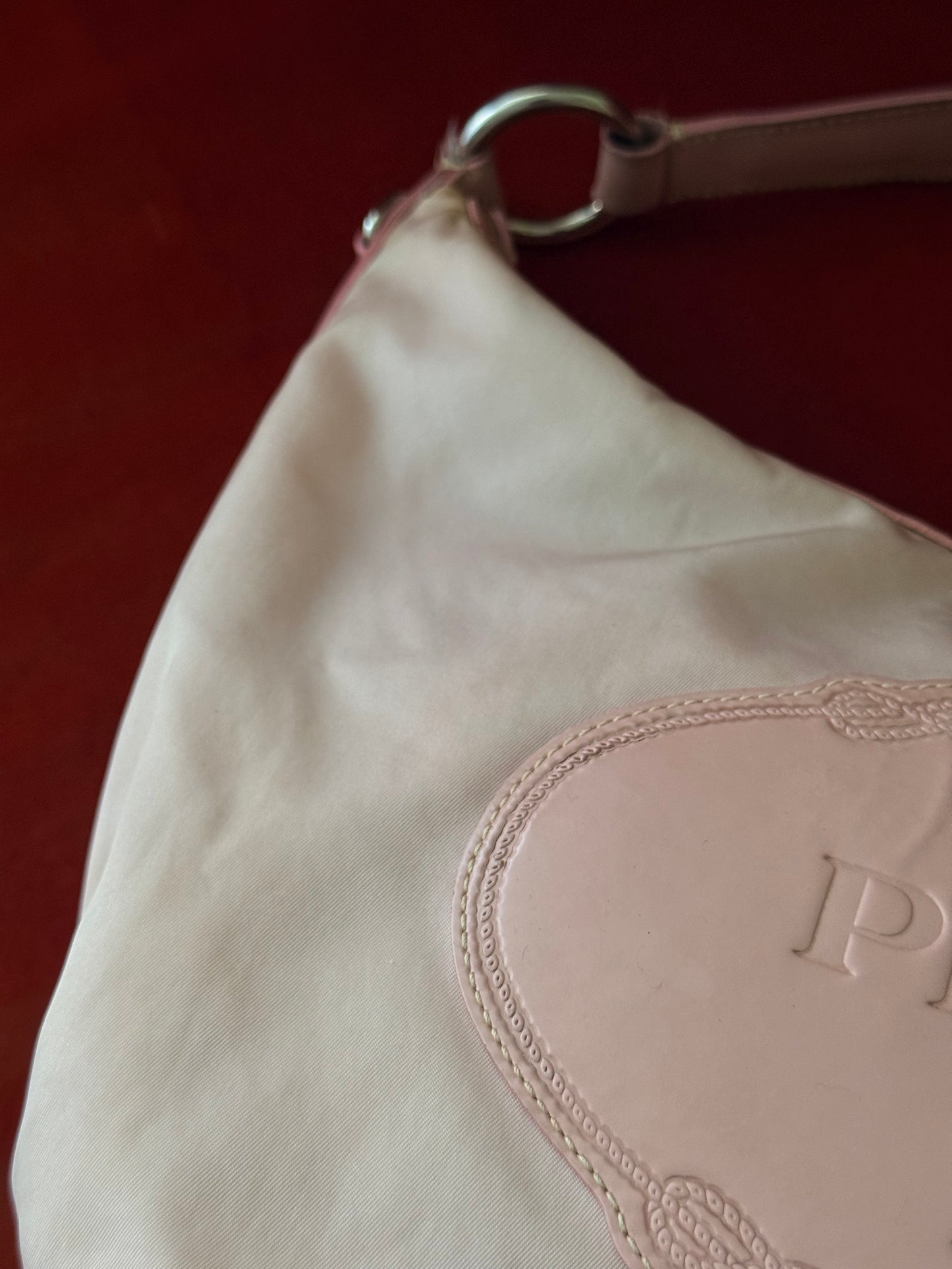 Prada borsa hobo in nylon rosa