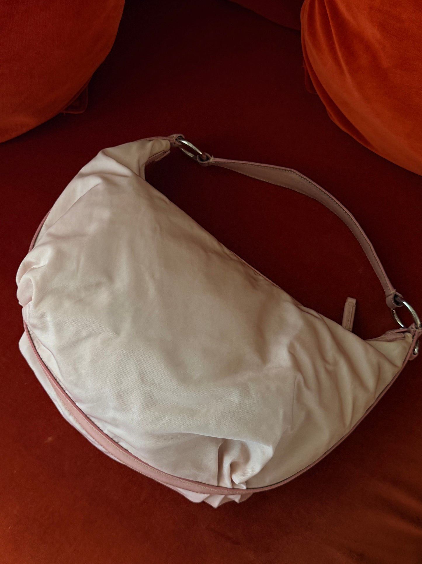 Prada borsa hobo in nylon rosa