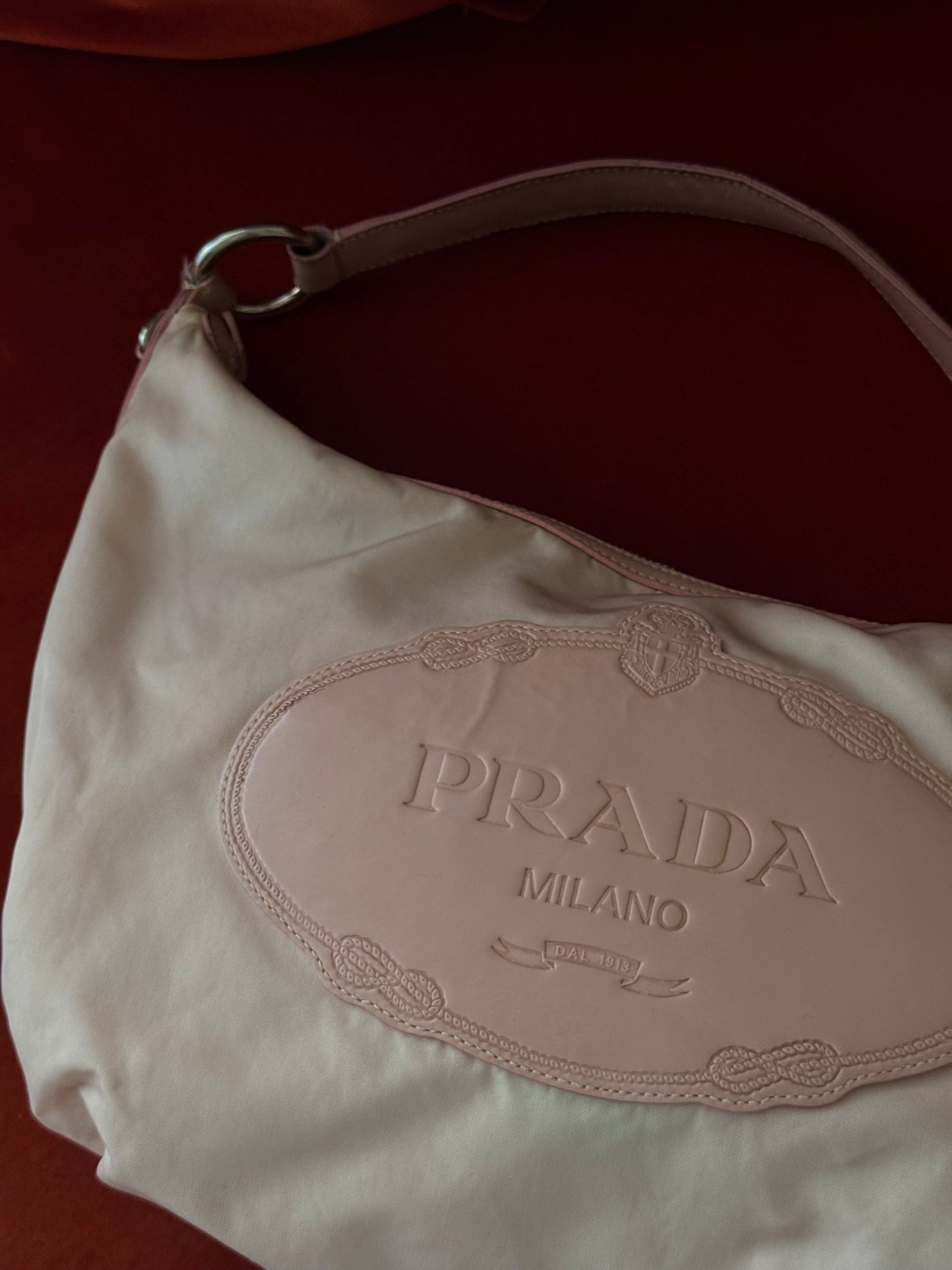 Prada borsa hobo in nylon rosa