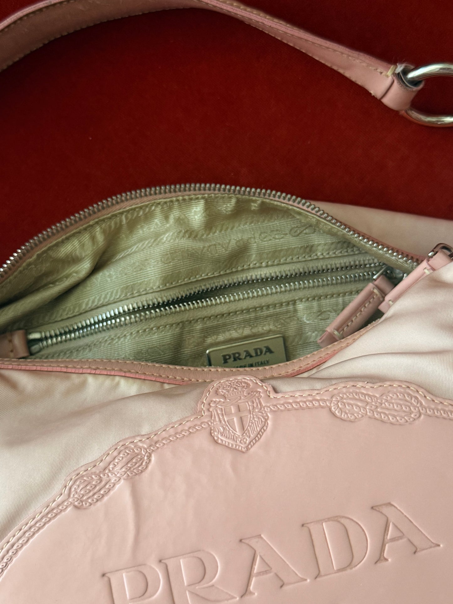 Prada borsa hobo in nylon rosa
