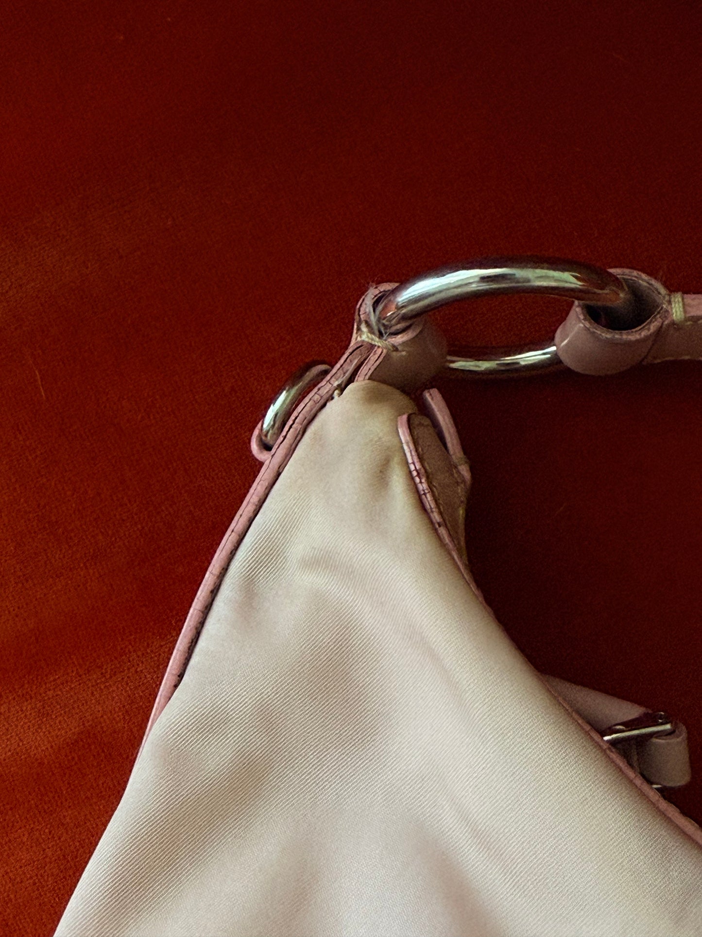 Prada borsa hobo in nylon rosa