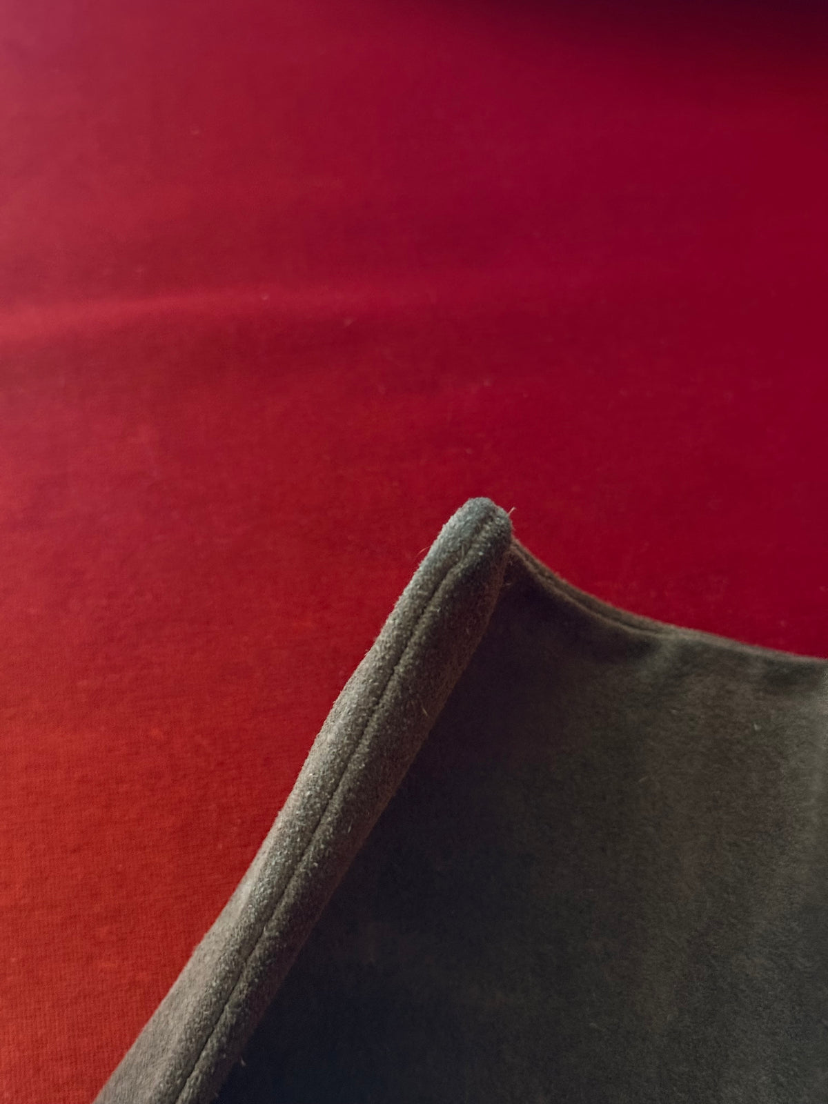 Pochette vintage in suede con manico in metallo
