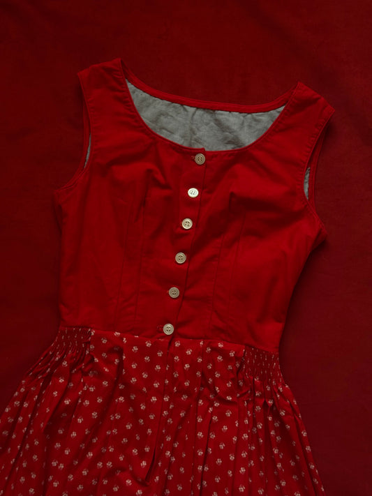 Abito tirolese rosso con stampa fiori