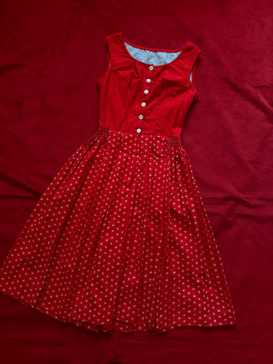 Abito tirolese rosso con stampa fiori