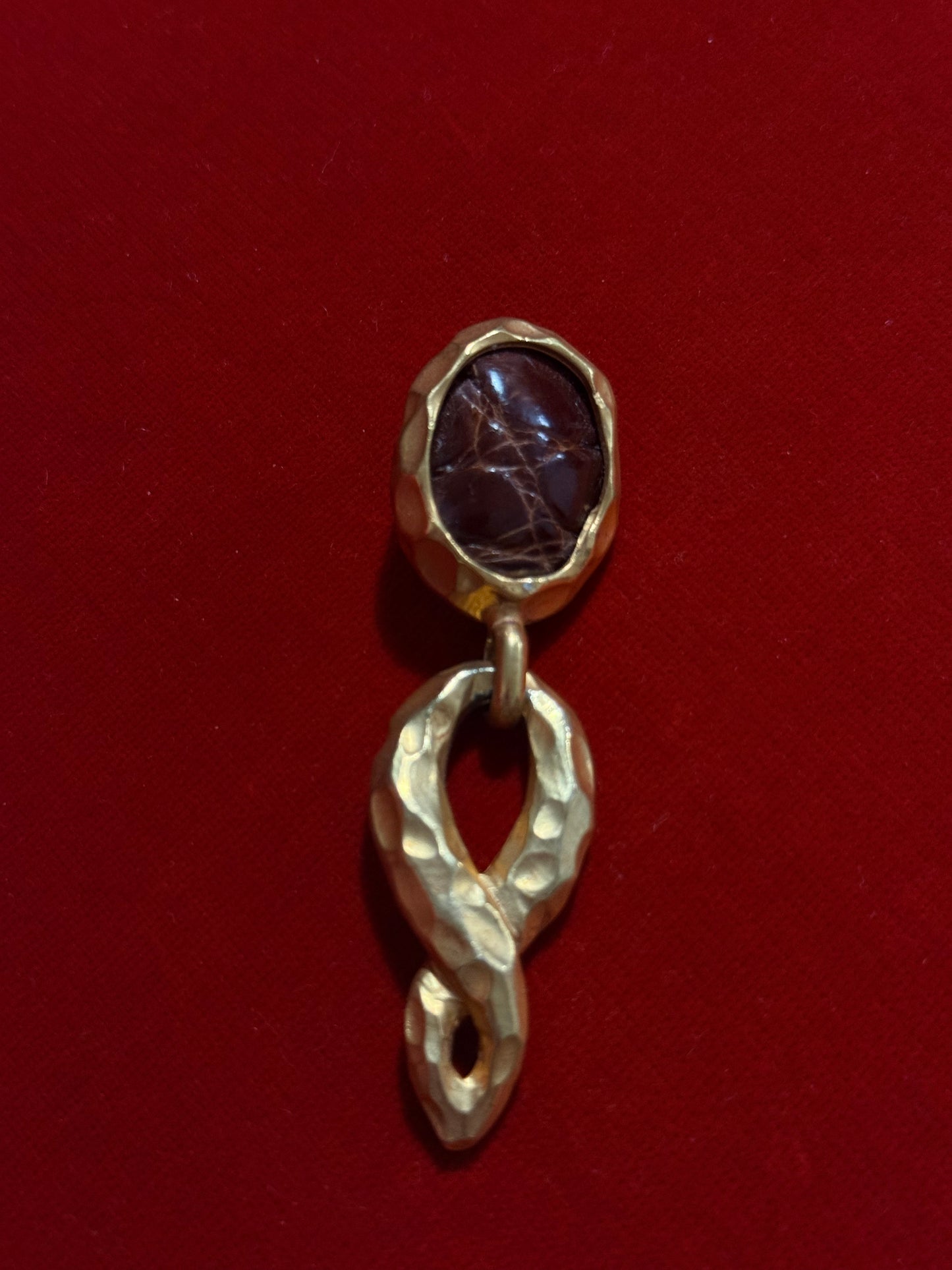 Spilla vintage in metallo e pelle