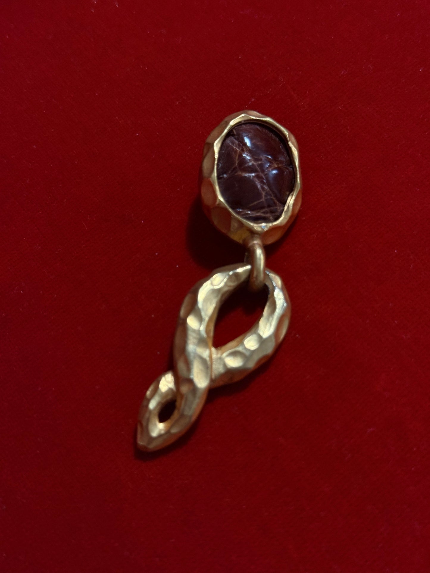 Spilla vintage in metallo e pelle