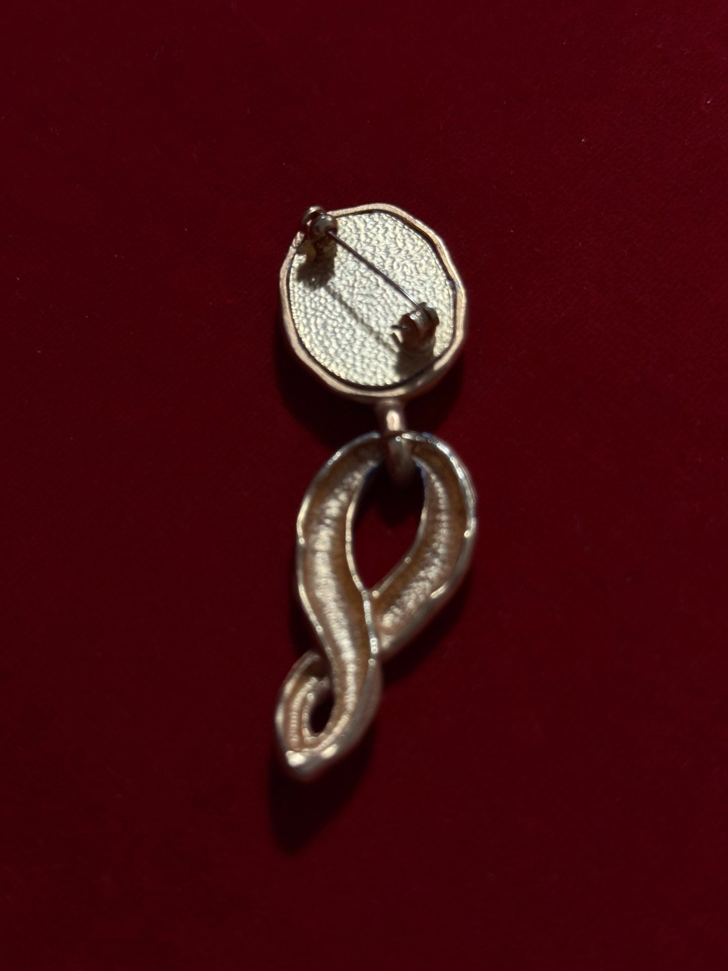 Spilla vintage in metallo e pelle